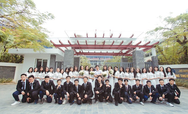 Một lớp có 24 học sinh đỗ trường chuyên ở Hà Nội Tập thể lớp 9A01 cùng giáo viên chủ nhiệm.