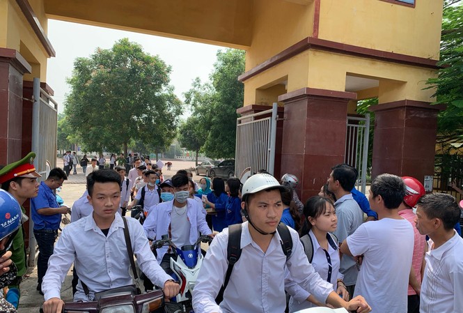 'Ai đã đặt tên cho dòng sông' vào đề văn THPT quốc gia Thí sinh ra khỏi phòng thi môn ngữ Văn sáng nay. Ảnh: Đỗ Hợp