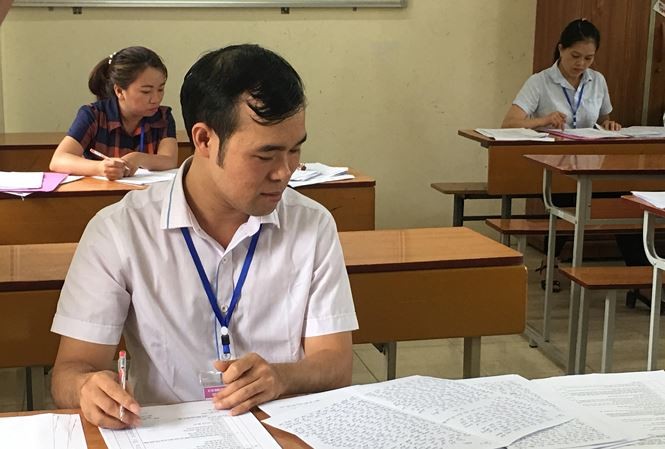 Điểm nhấn GD: Chấm thi ở Thanh Hoá, ĐH Bách khoa phát hiện bài thi bất thường Chấm thi tự luận. Ảnh: Nghiêm Huê