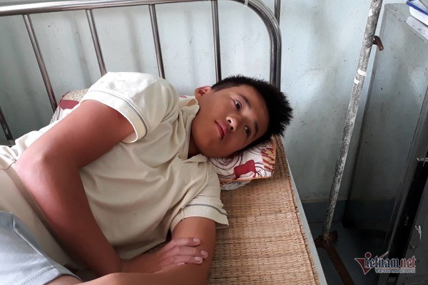 25 giờ nhai bèo cầm cự giữa biển khơi của 4 ngư dân Nghệ An Trần Văn Cường (16 tuổi) bị sốt cao, đang được chăm sóc tại bệnh xá Bộ đội Biên phòng Quảng Trị