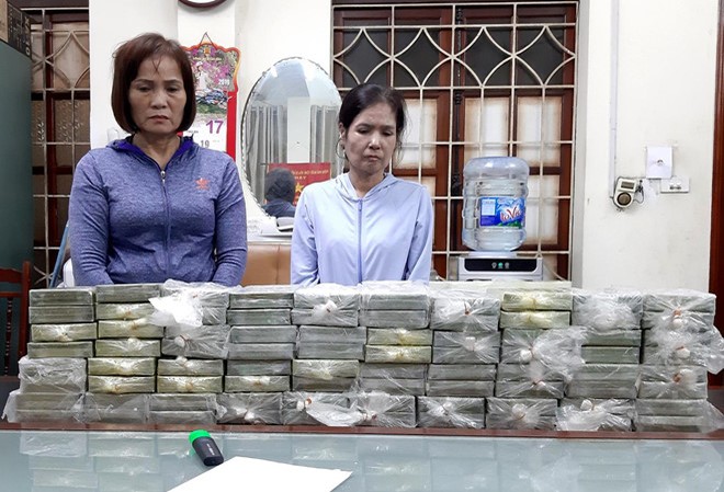 Hàng chục cảnh sát vây bắt 3 phụ nữ giao dịch 80 bánh heroin Hai trong số 4 nghi phạm cùng tang vật 80 bánh heroin. Ảnh: H.H.
