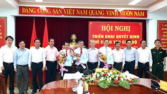 Triển khai quyết định nhân sự của Ban Bí thư Trung ương Đảng Lãnh đạo tỉnh Đồng Nai chúc mừng các đồng chí được Ban Bí thư chuẩn y chức vụ mới.