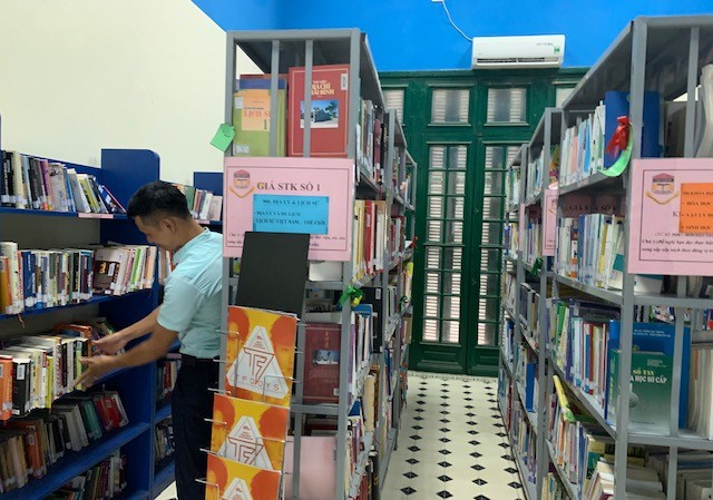 Thư viện trường học như cái kho chứa sách, nên dẹp bỏ: PGS Bùi Hiền nói gì? Nhiều học sinh còn thờ ơ với thư viện vì không có thói quen đọc sách. Ảnh mang tính minh họa