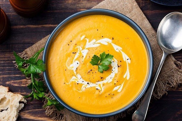 Những siêu thực phẩm cực tốt nên ăn vào mùa lạnh Một trong những thành phần chính của bí đỏ là vitamin C – chất tác dụng tăng sức đề kháng cho cơ thể. Ảnh: Internet