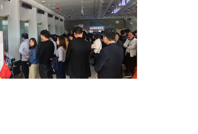 Nghe tin ngân hàng sắp phá sản, người dân Trung Quốc đổ xô đi rút tiền Nhiều người kéo đến một chi nhánh Ngân hàng Y Xuyên ở Hà Nam, Trung Quốc để rút tiền. Ảnh: Wall Street Journal