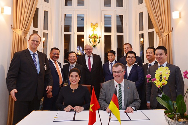 Sự thật về công nghệ Đức trong nhà máy nước sông Đuống của Shark Liên Tập đoàn Aone Deutschland AG (Đức) và Công ty CP nước AquaOne (Việt Nam) đã ký "Biên bản ghi nhớ hợp tác về việc tối ưu hoá và vận hành các nhà máy nước cho AquaOne với giá trị 100 triệu USD”.