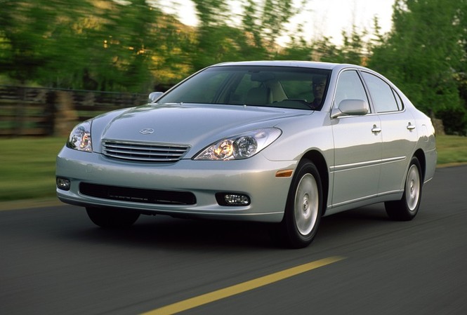 Toyota phải đền bù 242 triệu USD cho một gia đình vì lỗi trên xe Lexus Lexus ES300 phiên bản năm 2002 được cho bị lỗi hàng ghế trước.