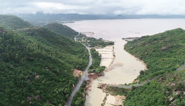 'Giải cứu' tuyến đường huyết mạch, thông cửa ngõ phía tây Khánh Hòa Cầu dài 50m dẫn vào bán đảo Bình Lập (TP Cam Ranh) bị cuốn trôi hoàn toàn (Ảnh: Trí Nguyễn)