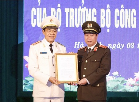Bổ nhiệm Phó Tư lệnh Cảnh sát cơ động Thượng tướng Bùi Văn Nam trao quyết định và chúc mừng Đại tá Võ Trọng Hải.