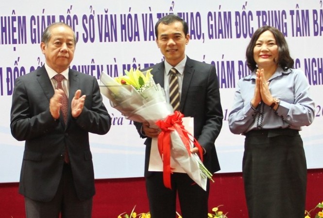 Công bố quyết định bổ nhiệm nhân sự 3 địa phương Chủ tịch UBND tỉnh Thừa Thiên Huế Phan Ngọc Thọ trao quyết định và chúc mừng đồng chí Võ Lê Nhật.