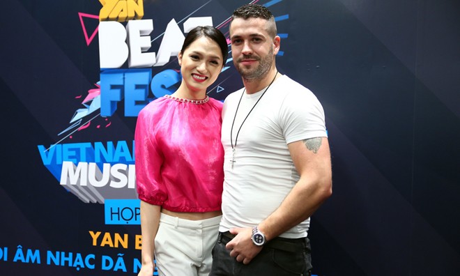 Hương Giang Idol mê mẩn vẻ đẹp trai của Shayne Ward Hương Giang Idol mê mẩn vẻ đẹp trai của Shayne Ward