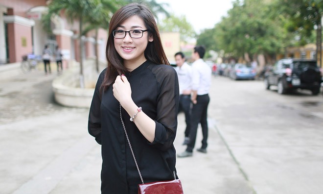 Á hậu Tú Anh giản dị đi từ thiện Á hậu Tú Anh giản dị đi từ thiện