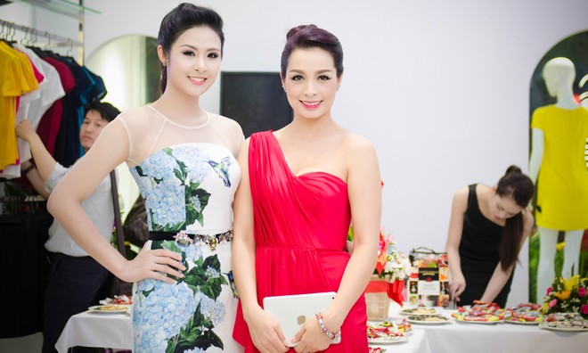 Ngọc Hân đọ vai trần trắng muốt bên Thúy Hằng Ngọc Hân đọ vai trần gợi cảm bên cựu người mẫu Thúy Hằng.