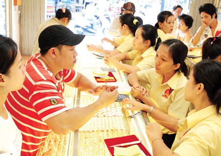 Vàng tiếp tục tăng mạnh, vượt mốc 37 triệu đồng Vàng tiếp tục tăng mạnh, vượt mốc 37 triệu đồng