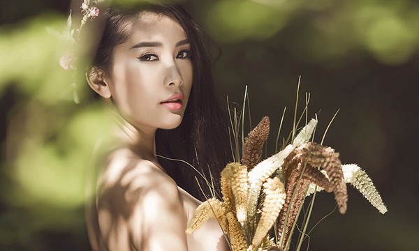 Lan Hương bán nude khoe ngực trần táo bạo Lan Hương bán nude khoe ngực trần táo bạo