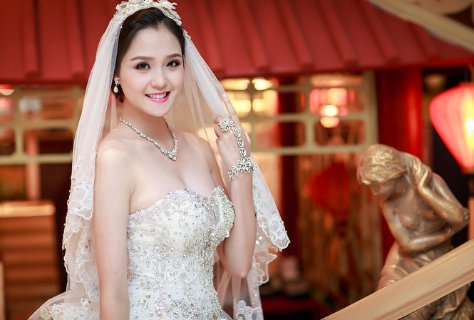 Á hậu Hoàng Anh làm cô dâu xinh đẹp, gợi cảm Á hậu Hoàng Anh hóa cô dâu gợi cảm.