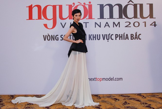 Xuân Lan mặc váy xuyên thấu phỏng vấn thí sinh Next Top Xuân Lan mặc váy xuyên thấu phỏng vấn thí sinh Next Top