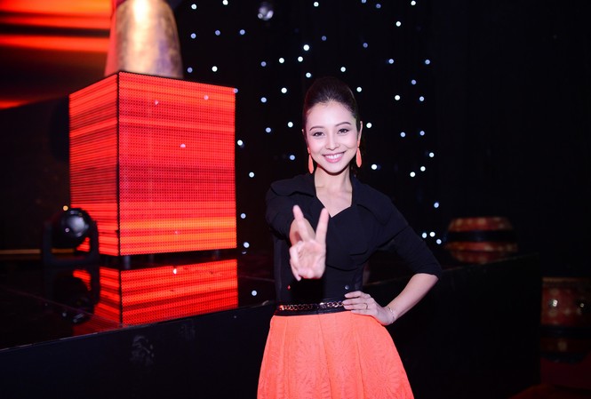 Jennifer Phạm bất ngờ thay đổi phong cách cá tính Jennifer Phạm trẻ trung và nhí nhảnh khi dẫn Giọng hát Việt nhí.
