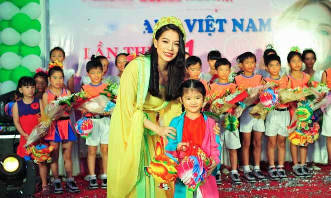 Trương Ngọc Ánh hóa Hằng Nga xinh đẹp bên con gái yêu Nữ diễn viên hóa chị Hằng xinh đẹp.