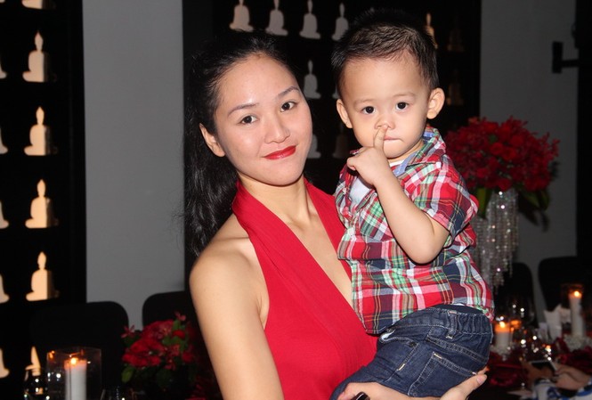 Phan Thị Lý 'tái xuất', khoe con trai kháu khỉnh Phan Thị Lý khoe quý tử đáng yêu.