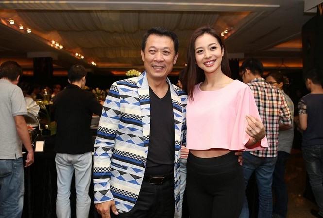 Jennifer Phạm tự tin mặc quần legging bó sát Jennifer Phạm diện trang phục khá cá tính croptop ngắn khoe khéo eo thon và quần quần legging màu đen.