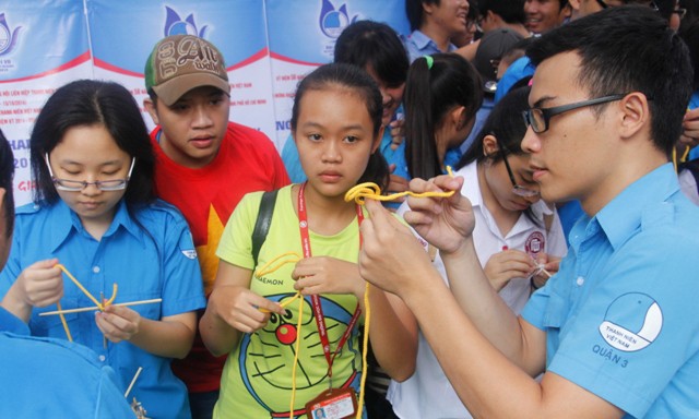 6.000 bạn trẻ hào hứng cùng 'Ngày hội thanh niên 2014' Tình nguyện viên hướng dẫn các em chơi trò chơi.