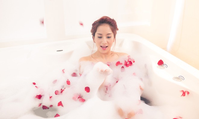 Khánh Thi tung bộ ảnh gợi cảm trong phòng tắm Khánh Thi gợi cảm trong phòng tắm với MV ca nhạc mới.
