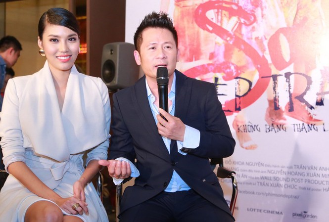 Thắng lớn phim đầu tay, Bằng Kiều mở 'đại tiệc' ăn mừng Lan Khuê và Bằng Kiều trong lễ ra mắt phim 'Sơn đẹp trai' tại Hà Nội tối 9/3.