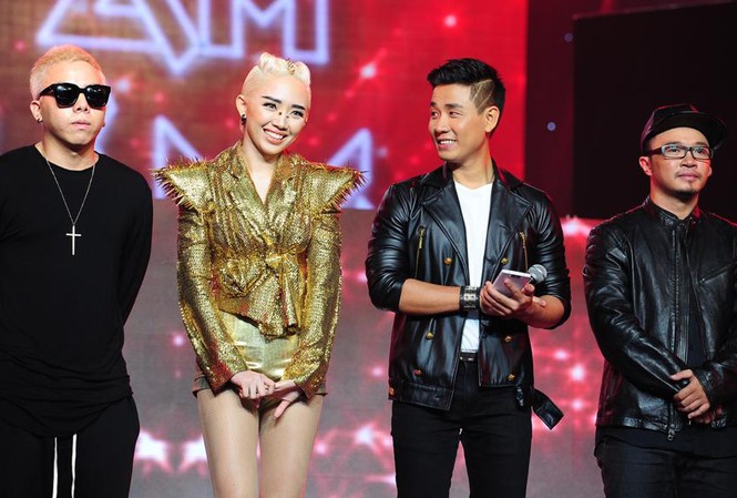 Hà Hồ ‘tỏ tình’ với DJ Hoàng Touliver trên sóng trực tiếp DJ Hoàng Touliver (kính đen) và Tóc Tiên trên sân khấu liveshow 8.
