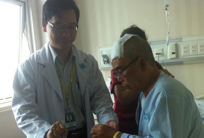 Đặt điện cực vào não giúp bệnh nhân Parkinson hồi phục Ông T.V.K. sau ca mổ đã có thể co nắm hai bàn tay. Ảnh: Quốc Ngọc