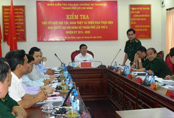 Bí thư Đinh La Thăng: “Làm những việc dân cần…” Bí thư Thành uỷ Đinh La Thăng làm việc với Đảng uỷ Bộ đội biên phòng TPHCM ngày 23/2.