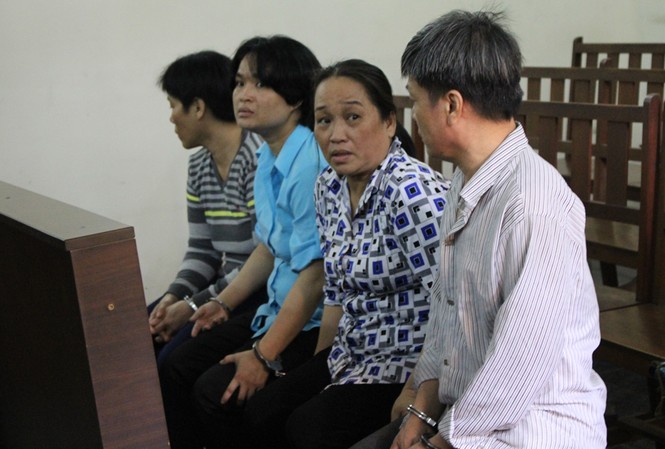 Hai vợ chồng cùng vào ‘nhà đá’ vì mua bán ‘cái chết trắng’ 4 bị cáo lãnh án 41 năm tù cùng tội danh “Mua bán ma túy”. Ảnh: Tân Châu