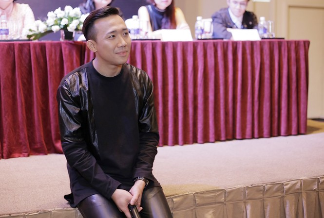Trấn Thành không mời Hari Won dự liveshow để tránh rắc rối Trấn Thành cho biết anh không muốn mời Hari Won tham dự liveshow lần này vì lần nào họ xuất hiện cùng nhau cũng gây ra dư luận không hay.