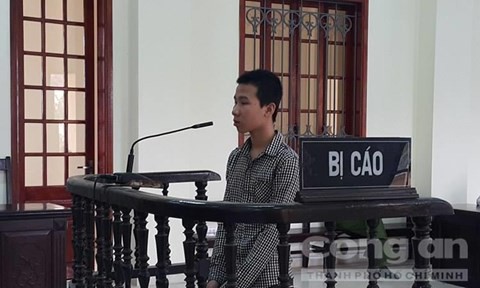 Thiếu niên 15 tuổi đi mua dao đâm chết 'đàn em' đánh mình Bị cáo Quyết tại tòa.