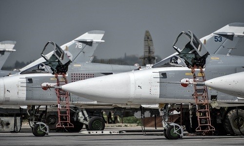 Nga sẵn sàng dùng vũ lực với nhóm vi phạm lệnh ngừng bắn Syria Máy bay ném bom chiến thuật Su-24, một trong những vũ khí mà Nga vẫn giữ lại Syria. Ảnh: Sputnik.