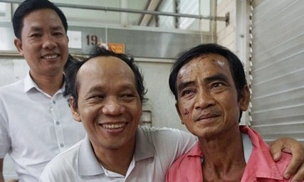 Ông Nén có thể xuất viện trong tuần này Nhà báo Nguyễn Đình Quân cùng Cơ quan đại diện Báo Tiền Phong tại TPHCM thăm và trao quà động viện ông Nén tại Bệnh viện Chợ Rẫy vào chiều 25/3. Ảnh: Quốc Ngọc.