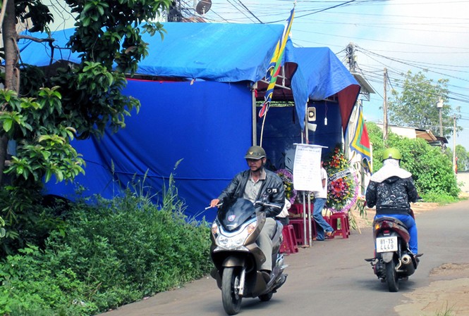 Hai người bị điện giật chết trong lúc tưới cà phê Tang lễ những người xấu số.
