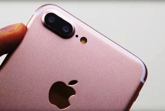 Tóm sống kẻ vào bệnh viện mượn Iphone 7 đọc báo rồi chuồn Tên trộm trẻ tuổi dù đã lấy trót lọt chiếc điện thoại Iphone 7 Plus, nhưng vẫn bị tóm nhờ chức năng định vị gắn trên máy.