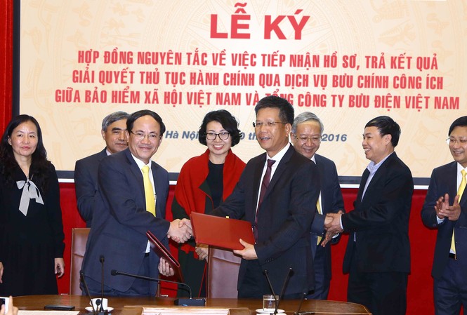 Bảo hiểm Xã hội VN bắt đầu giải quyết thủ tục hành chính qua bưu điện Phó Tổng giám đốc Bảo hiểm Xã hội Việt Nam Trần Đình Liệu và Tổng giám đốc Tổng công ty Bưu điện Việt Nam Phạm Anh Tuấn ký hợp đồng nguyên tắc.