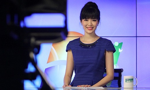Hoa hậu Thu Thuỷ bất ngờ làm MC chương trình thời sự Hoa hậu Thu Thuỷ trong vai trò MC.