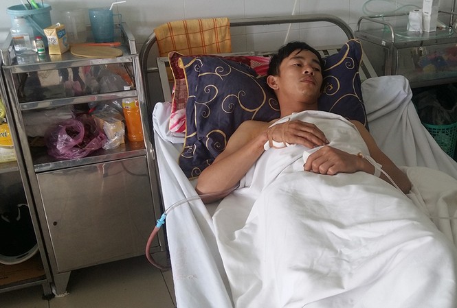 Đâm gục bạn nhậu vì không được... 'mời cụng ly'' Hiệp đang điều trị tại bệnh viện.