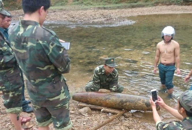 Quảng Nam: Phá hủy thành công 3 quả bom 200kg Một trong ba quả bom vừa được người dân phát hiện trên địa bàn huyện Tây Giang - Ảnh: H.Đ.