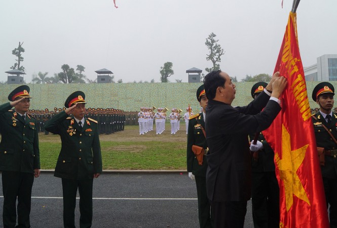 Trao tặng Huân chương Quân công cho Binh chủng Đặc công Chủ tịch nước Trần Đại Quang gắn Huân chương Quân công hạng Nhất lên lá cờ Quyết thắng của Binh chủng Đặc công.