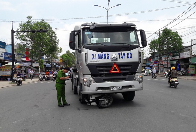 Bị xe đầu kéo cán nát chân, một phụ nữ nguy kịch Hiện trường vụ tai nạn.