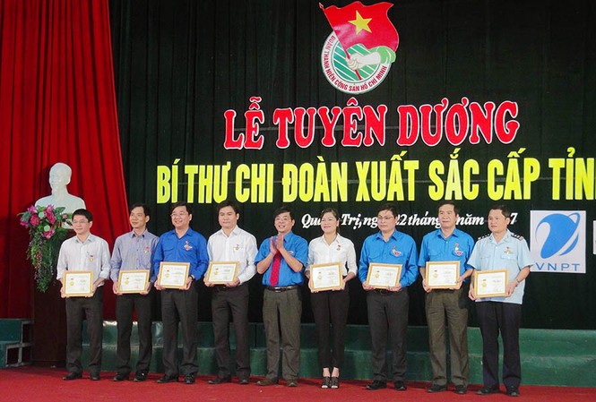 Quảng Trị biểu dương 86 Bí thư Chi đoàn xuất sắc Trao phần thưởng cho các Bí thư Chi đoàn xuất sắc.
