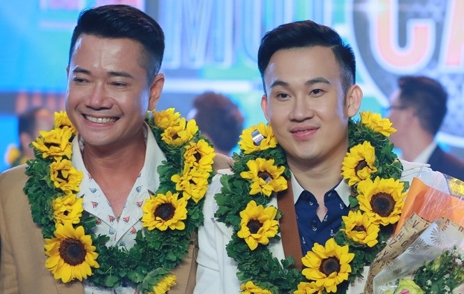 Vận động viên cầu lông đăng quang quán quân 'Trời sinh một cặp' Tản Đà và huấn luyện viên Dương Triệu Vũ đăng quang 'Trời sinh một cặp'.