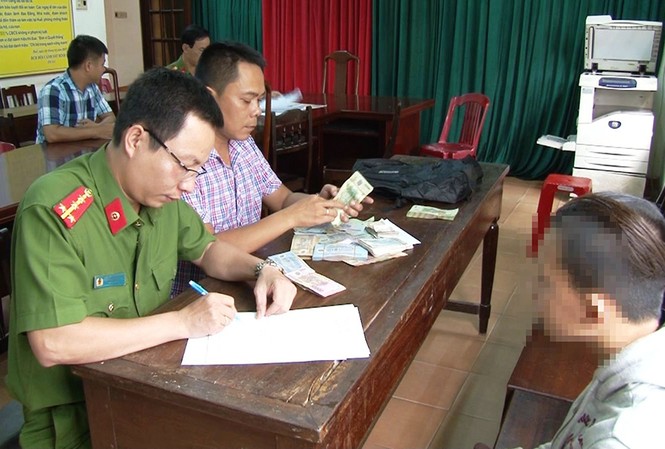 Bắt kẻ trộm gần 120 triệu đồng tiền của chùa Đối tượng trộm tiền chùa tại cơ quan công an Huế.