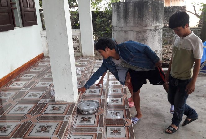 Thềm nhà nóng bất thường 40 độ C liên tục mấy ngày nghi do chập điện Nhiều người lại chạm tay vào điểm nóng để kiểm chứng.