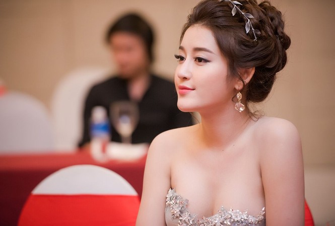 Cô gái tố Á hậu Huyền My chỉnh sửa status sau khi luật sư vào cuộc Á hậu Huyền My.
