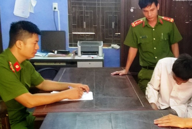 Đâm chết em ruột rồi cầm dao cố thủ trong nhà Công an huyện Nam Đông lấy lời khai đối với Đoàn Văn Lòn.